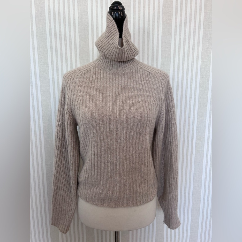 Vince Open Back Turtleneck 100% Cashmere Sweater in Tan Women’s Size Small NWOT - Picture 3 of 6